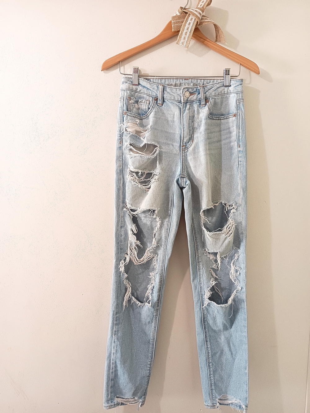 AMERICAN EAGLE HIGH RISE DISTRESSED CHEWED FRAYED HEM STRIGID DENIM MOM JEANS 2